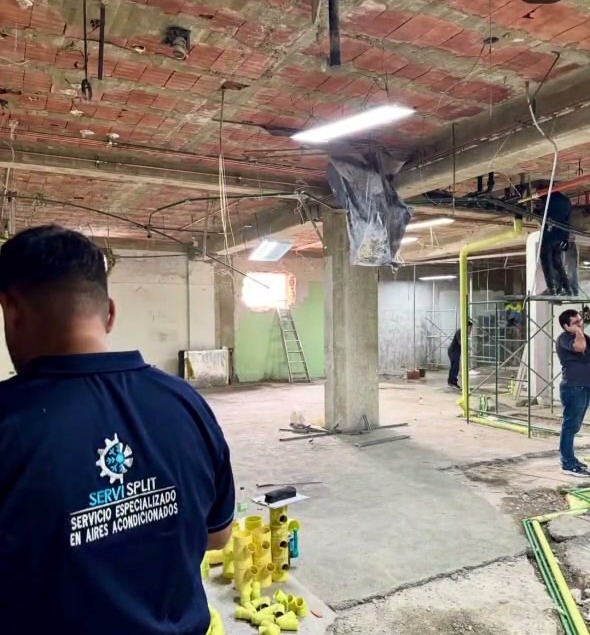 Equipo de Servi Split instalando ductería industrial en un proyecto de climatización de una clínica